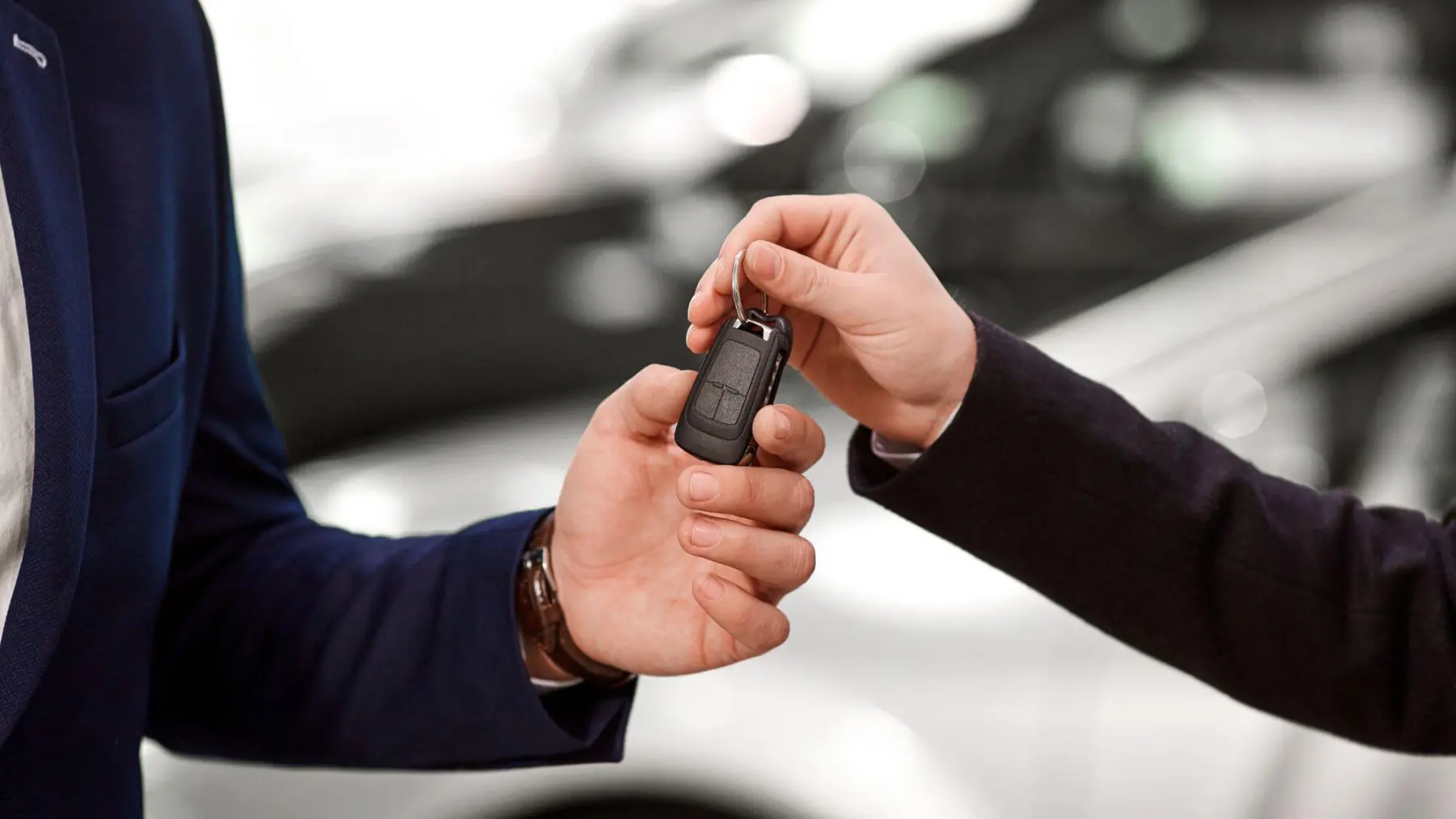 Autoschlüssel wird übergeben – zurück zum Führerschein